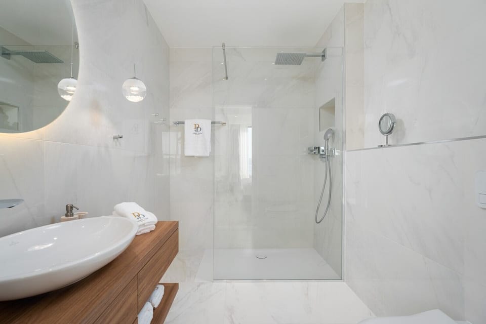 En-suite bathroom with a shower 140x90 (Bedroom No1)
