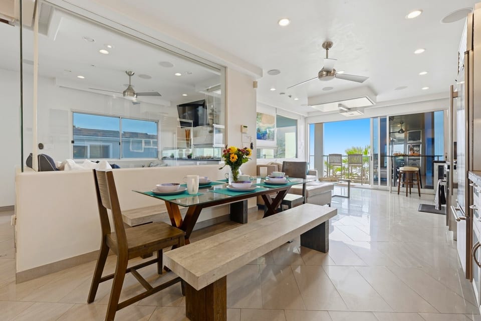 Ocean view dining