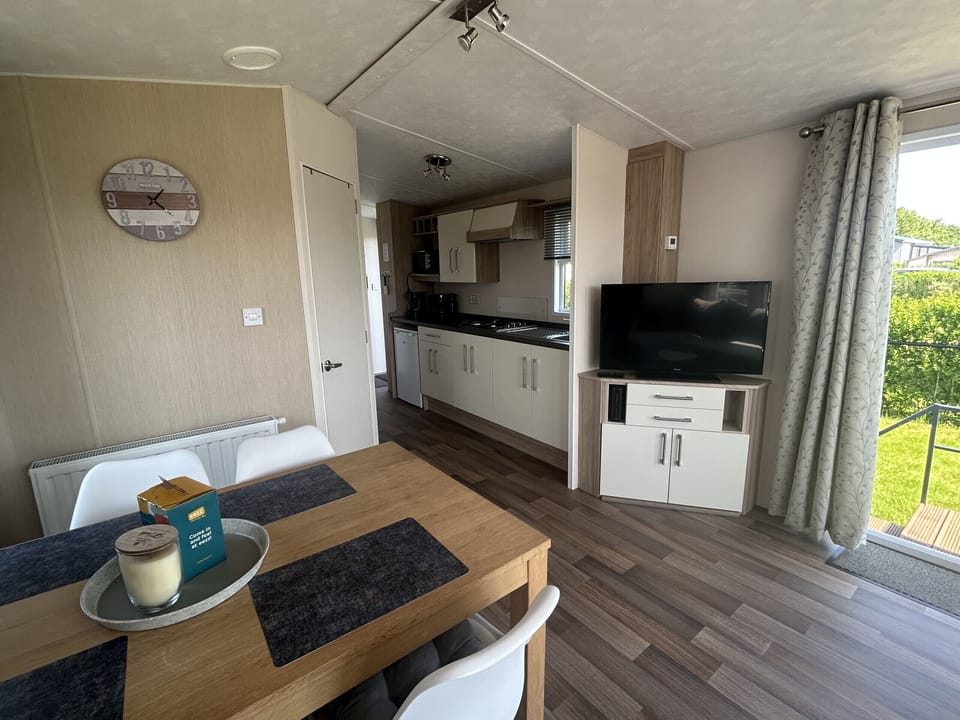 Television, Soda, Living room, Kitchen, microwave - EEZZ