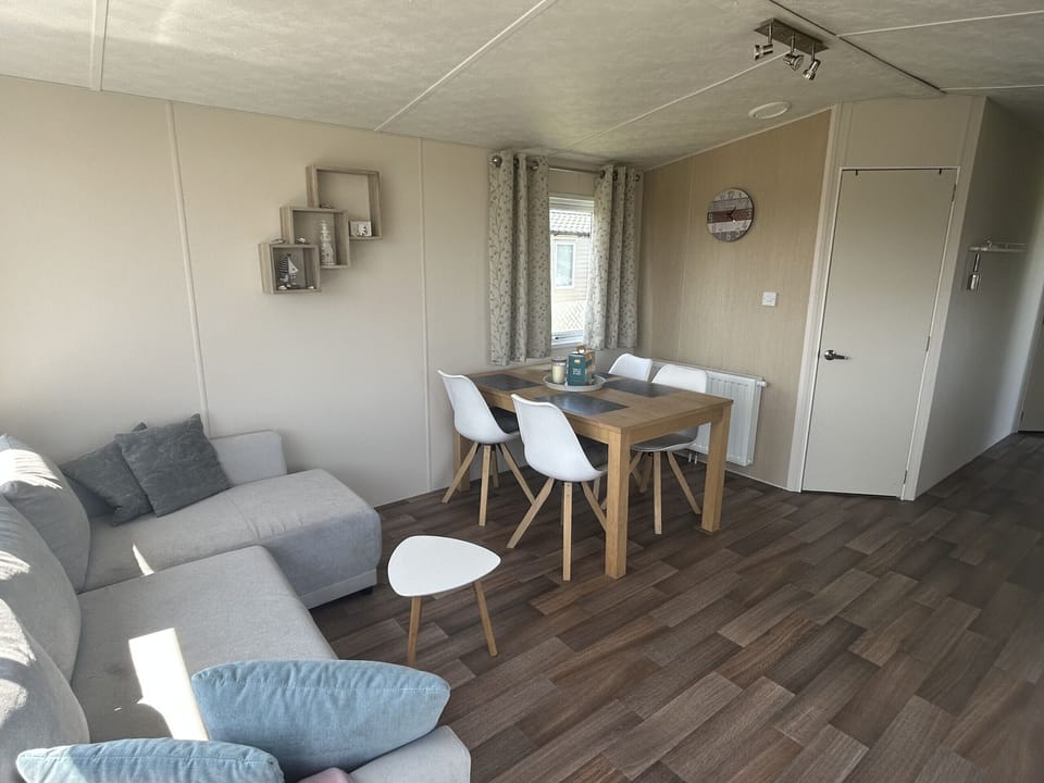 Television, Soda, Living room, Dining room - EEZZ