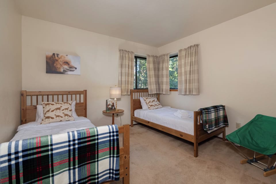 Bedroom 3 (2 Twin Beds)