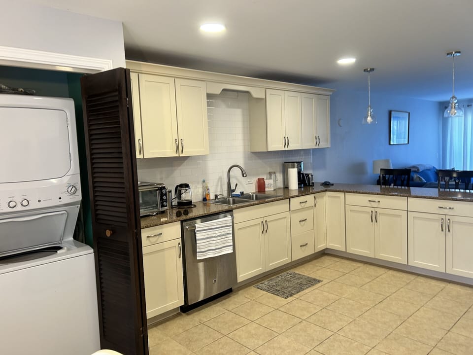 Open kitchen with granite, fully equippted 