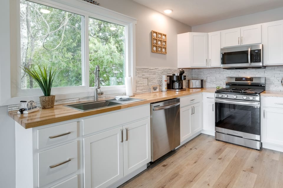 Kitchen | Cooking Basics | Keurig & Drip Coffee Maker | 2nd Floor