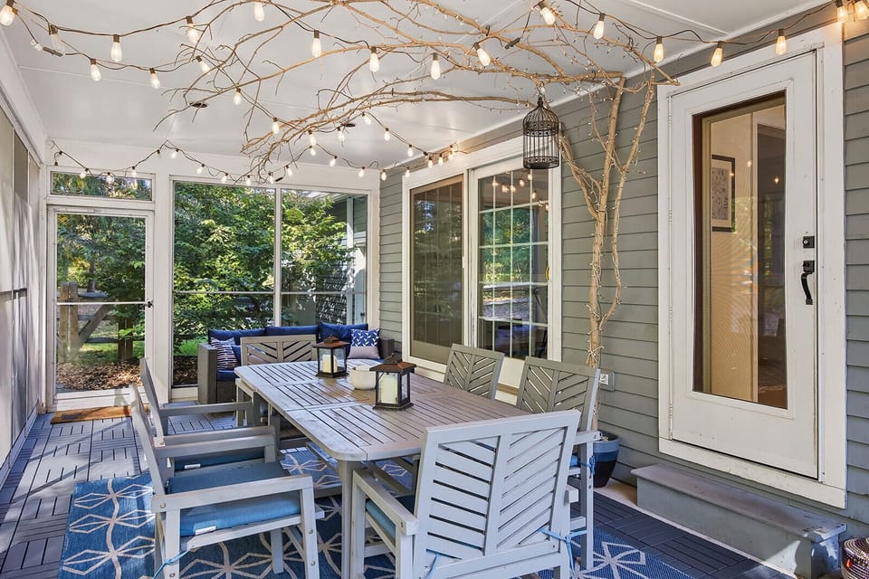 Fully screened porch!