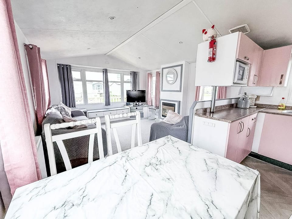 The caravan kitchen is perfect for preparing snacks and meals during your relaxing weekend breaks.