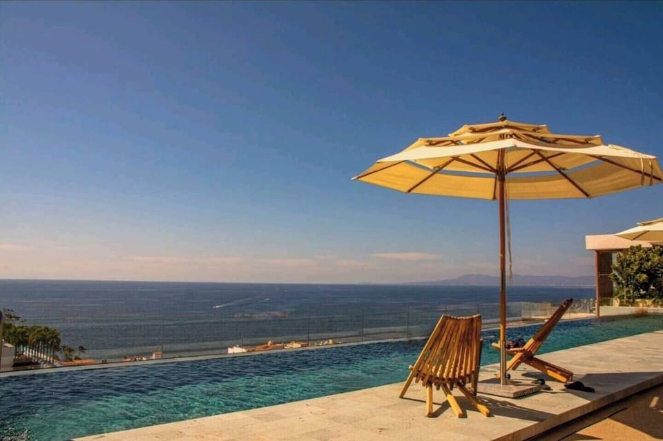 Rooftop has spectacular views of the Ocean (whale watching), City and Mountains! 