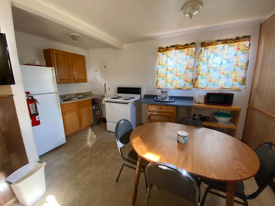 Cabin 6 - kitchen and dining area