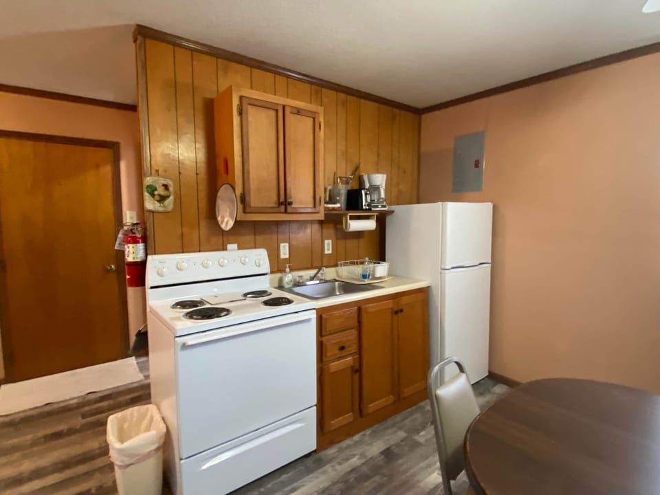 Cabin 9 - entry way and kitchen