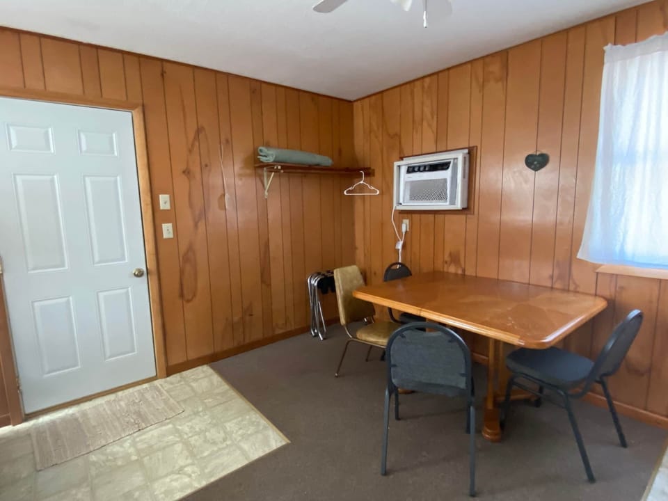 Cabin 10 - dining area