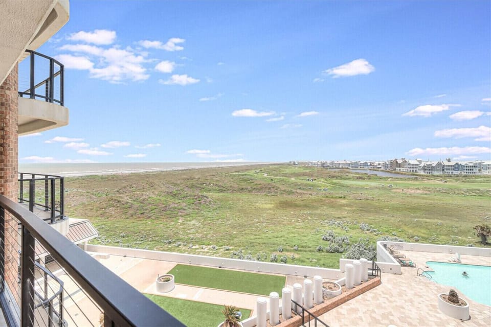 Fifth-Floor Gulf-View Retreat