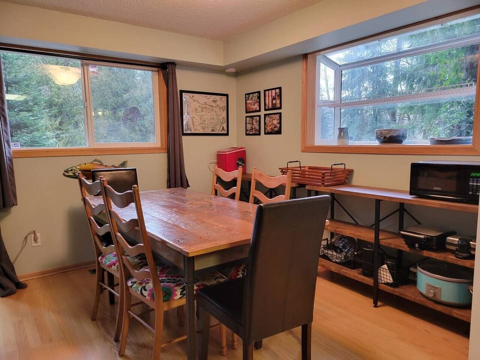 dining area for 6, and shelves filled with kitchen appliances. 