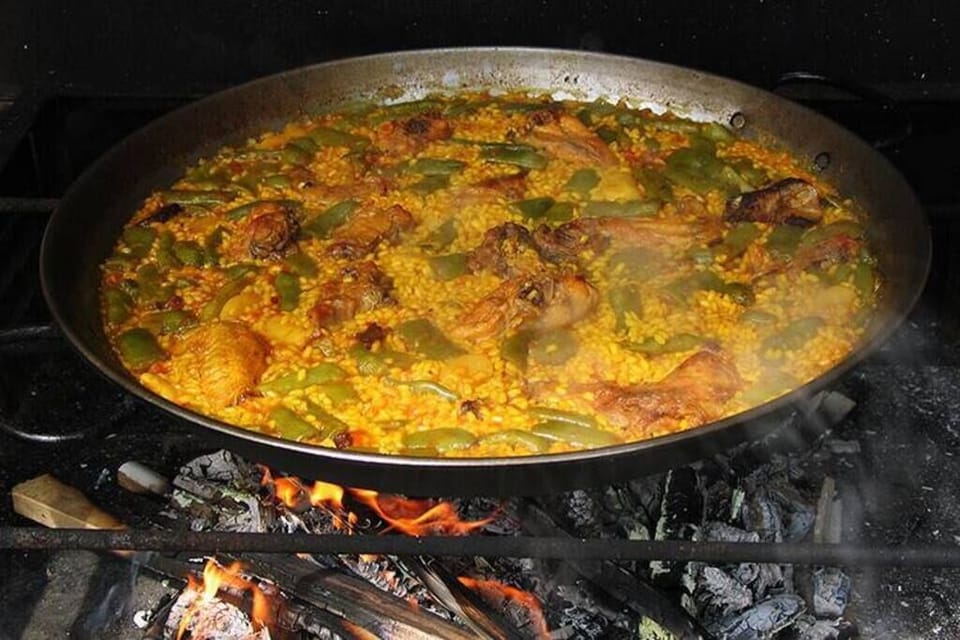 ES: Paella. Arroz, carne y verduras. EN: Paella. Rice with meat and vegetables.
