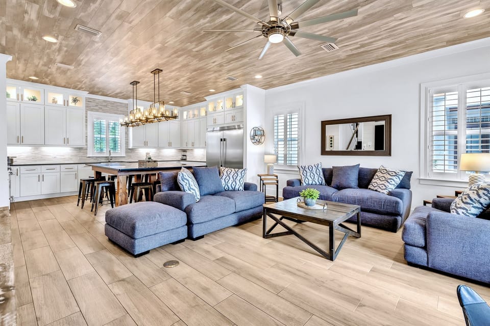 6-seat Golf Cart FREE during your stay! 2 minutes to the beach. Sleeps 15, 6 bedrooms, 5.5 bath, and 9 beds. Game room and bunk rooms. Heated pool steps from the house!