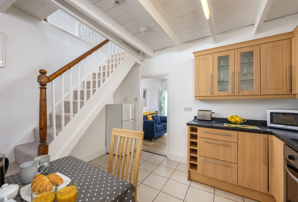 Rosie's Cottage, Mousehole: Well equipped kitchen with electric oven and hob, fridge/freezer, microwave and dining table for four.