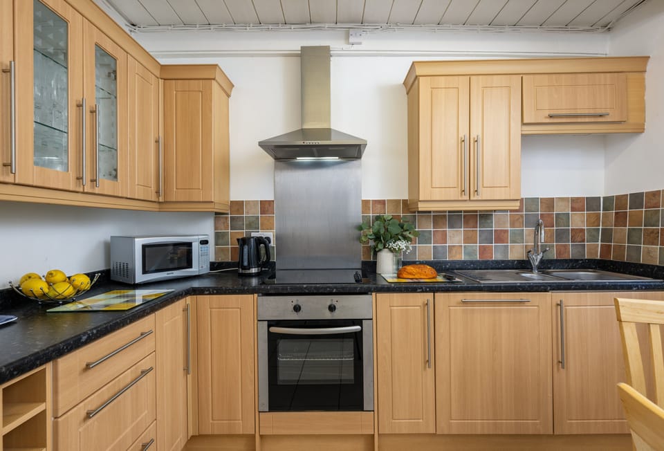 Rosie's Cottage, Mousehole: Well equipped kitchen with everything you need for a coastal escape