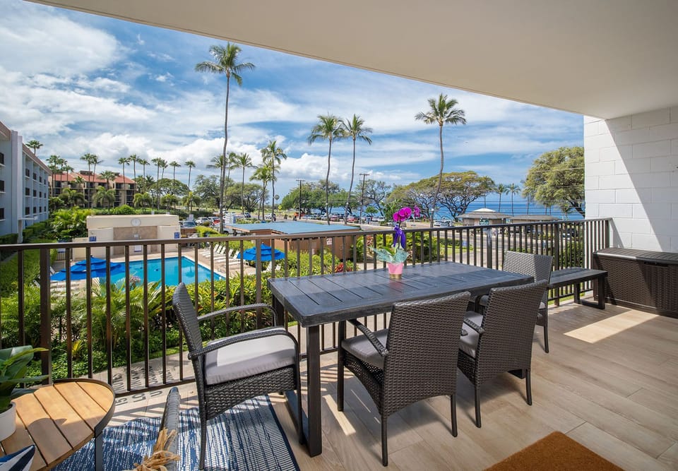 Dining for 4 with additional large couch seating area on lanai