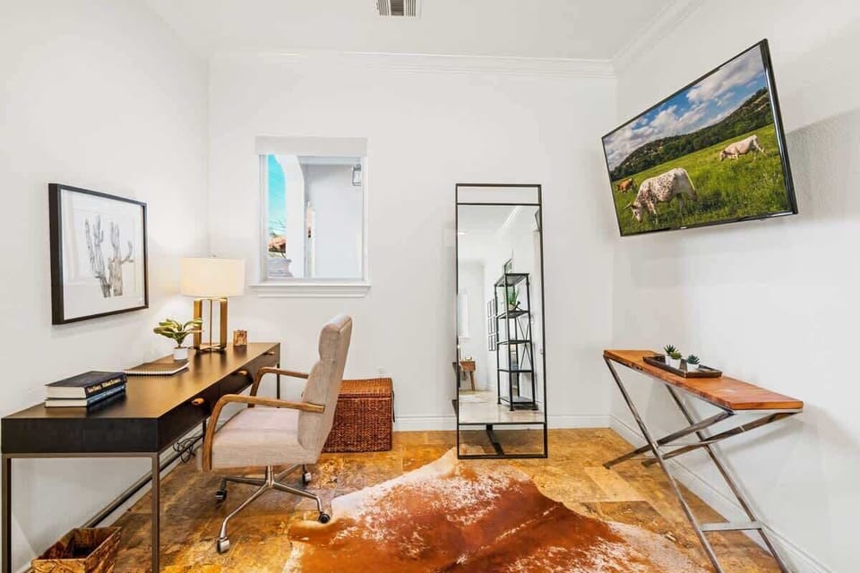 Bedroom 3: Work Station