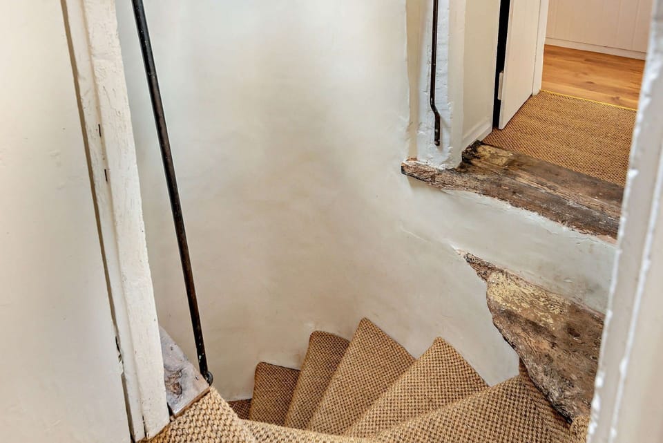 Bea's Cottage Primary Bedroom - StayCotswold