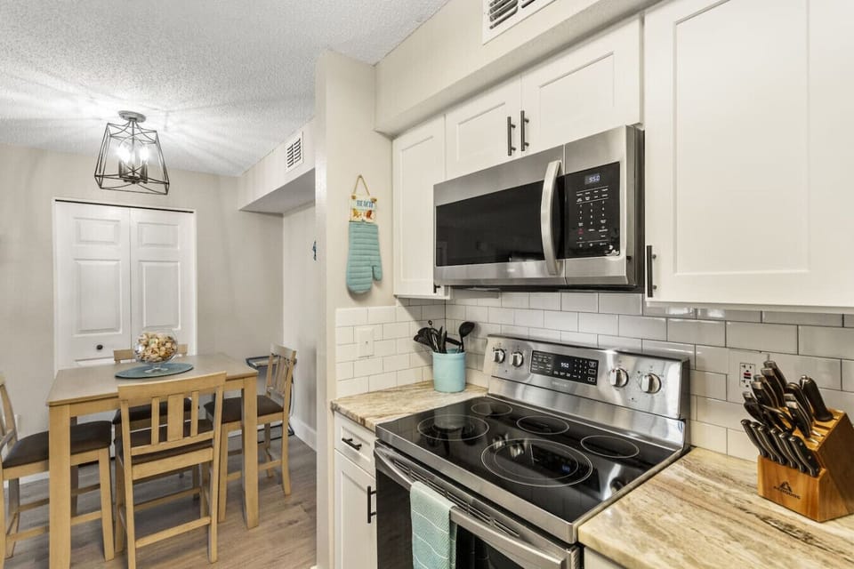 Made for cooking and connection! Enjoy a well-equipped kitchen with a beautiful dining view.