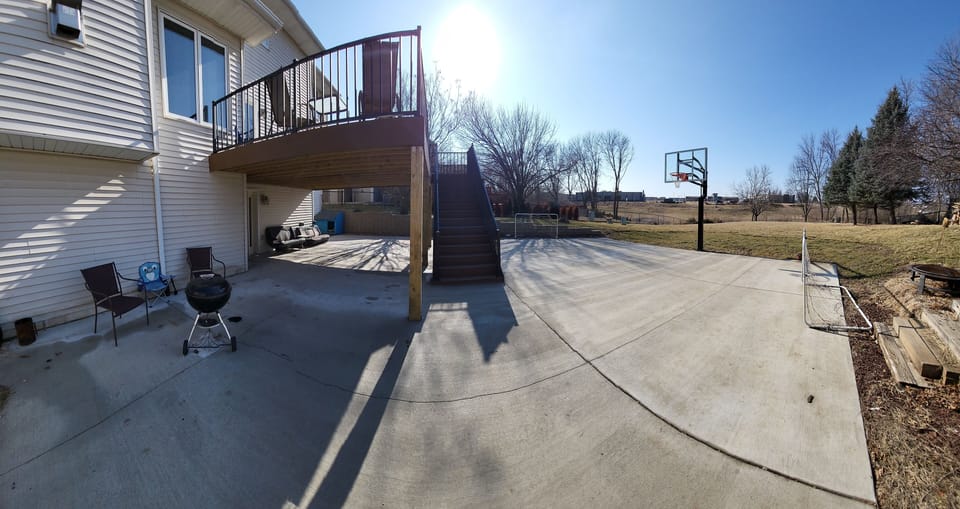 backyard patio w/ grill