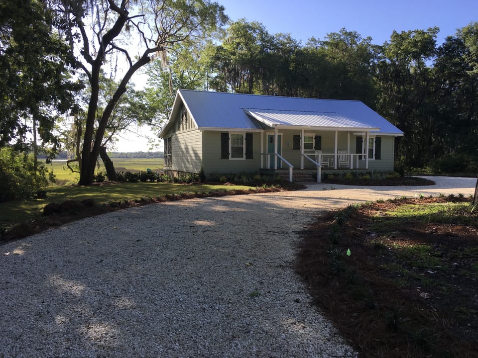 circular driveway with ample parking