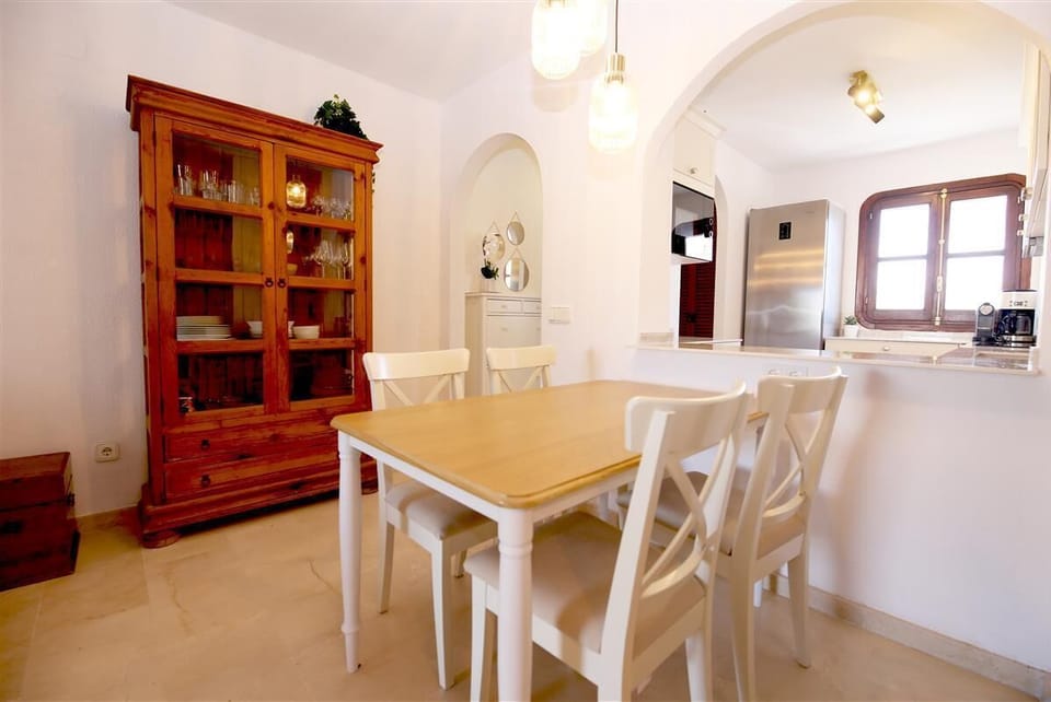 More pictures of the dining area in the living room