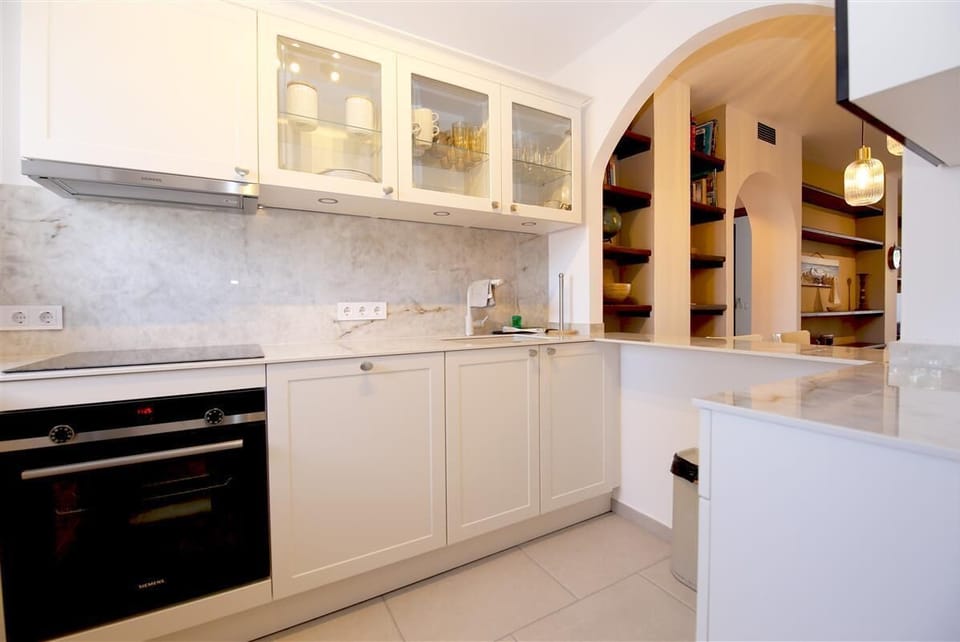 Another picture of the kitchen with serving bar