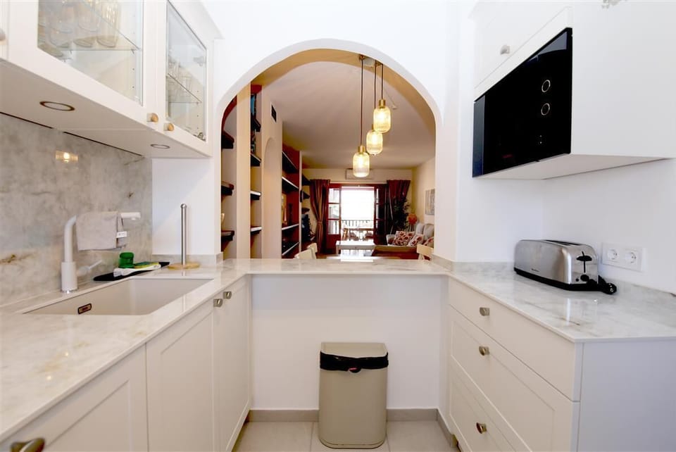 More pictures of the modern and fully fitted kitchen