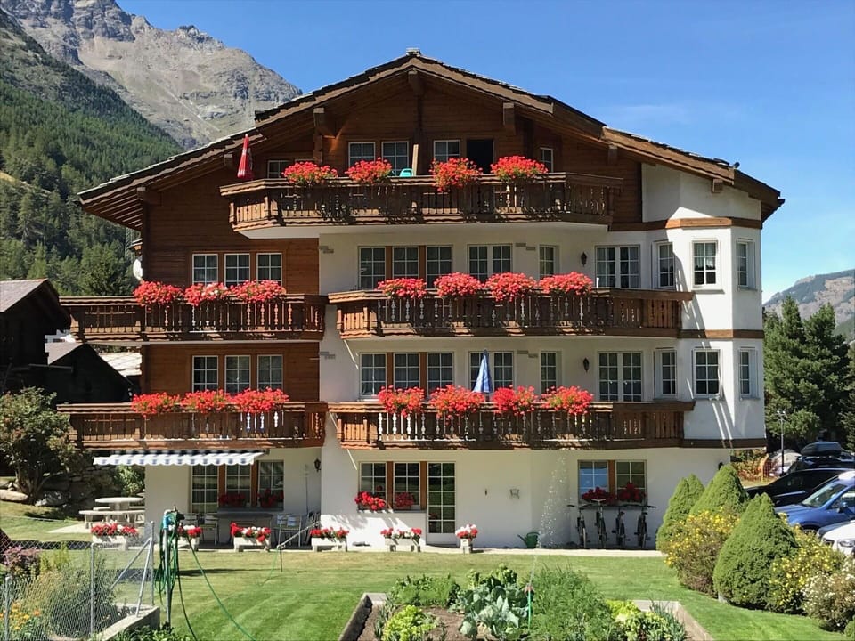 Plant, Building, Sky, Property, Window, Tree, Mountain, Residential Area, Urban Design, Leisure