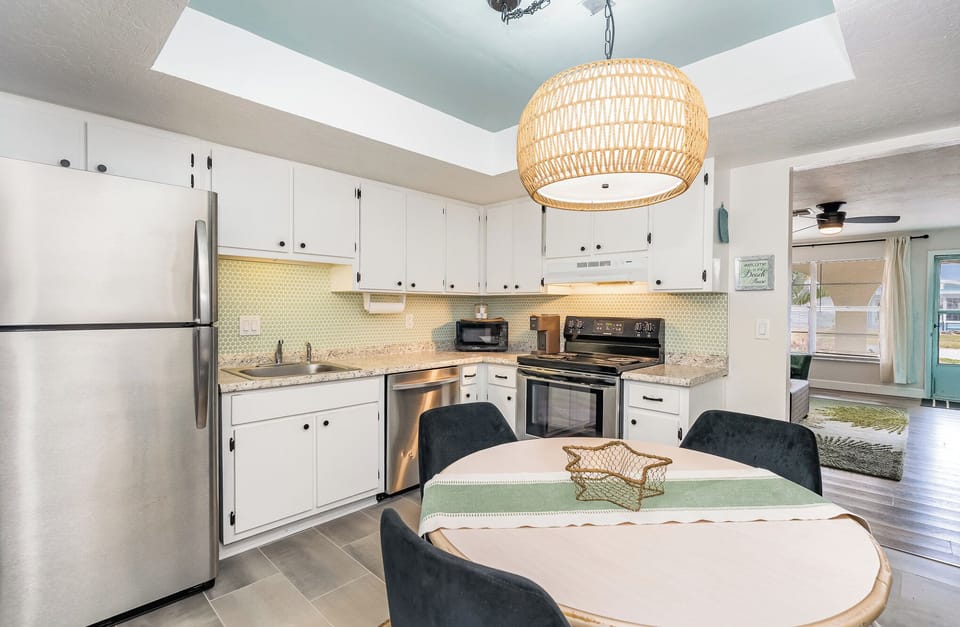 Eat in kitchen, fully equipped with appliances and cookware