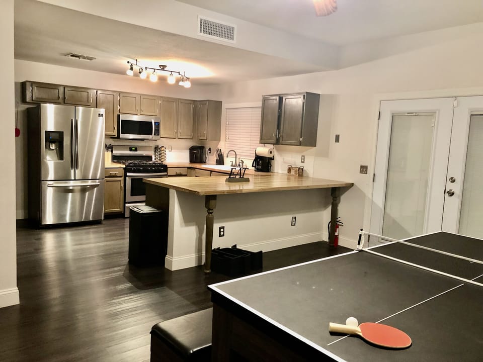 Kitchen/dinning/enetertainment