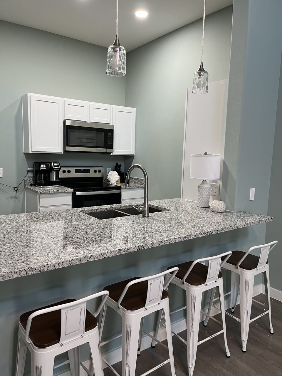 full kitchen, bar seating, dishwasher, stove, oven, micro, fridge/freezer