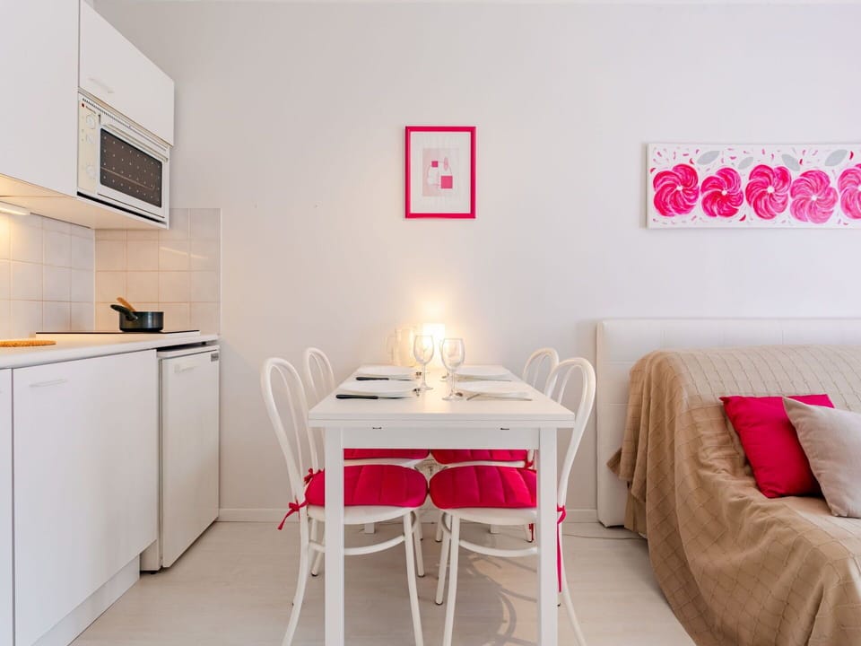 Sky, Building, Table, Window, Outdoor Furniture, Urban Design, Wood, Shade, Condominium, House