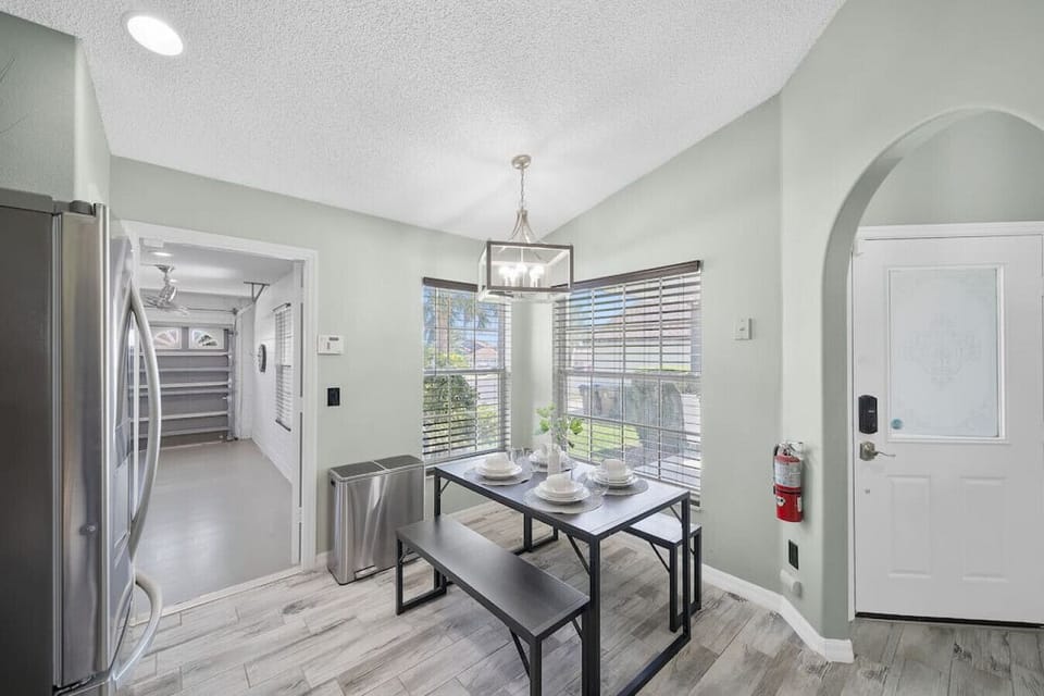 Kitchen (with breakfast table)#Disney #Parks #kingdom #springs #poolhouse #Vacation #Rental #waterpark #Kissimmee #Orlando #universal #citywalk #legoland #shortstay #longstay