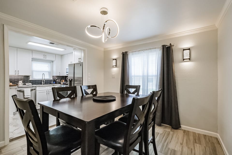 Dining area seats 6