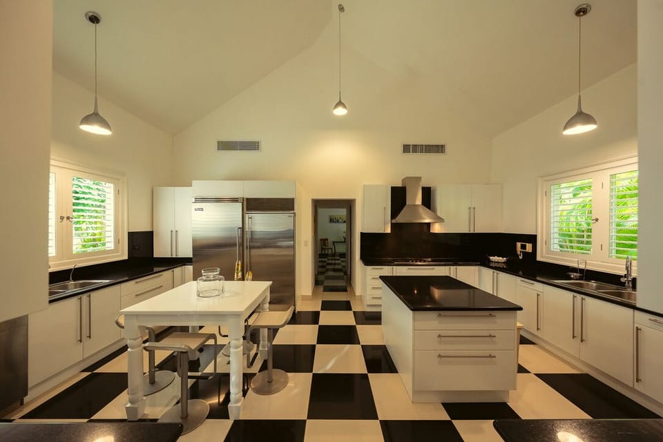 La Guappa - ocean front luxury villa with full staff in golf and beach resort (7078)
