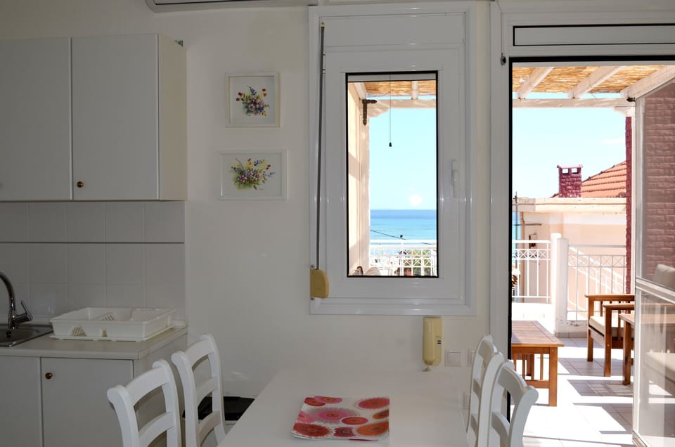 Iris 8, Dining area 