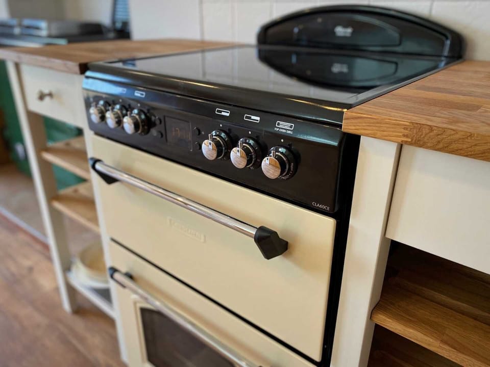 Range cooker with oven, grill and electric stoves