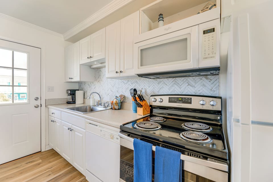 Kitchen | Cooking Basics | Coffee Maker | Paper Towels/Trash Bags Provided