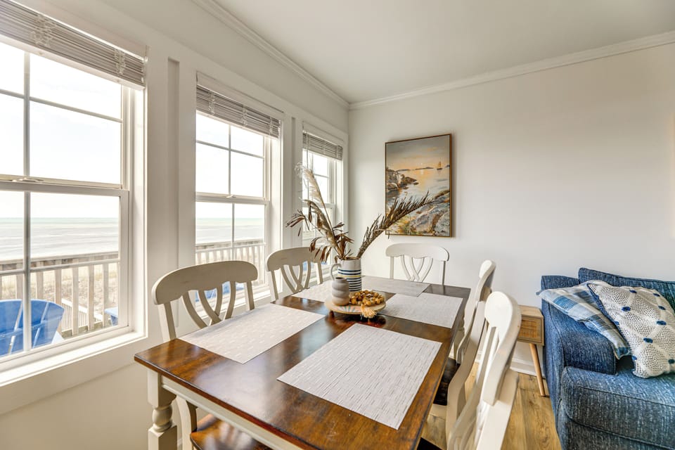Dining Area | Dishware/Flatware Provided