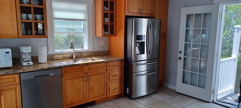 Kitchen, fridge with water dispenser, drink drawer, bottom freezer