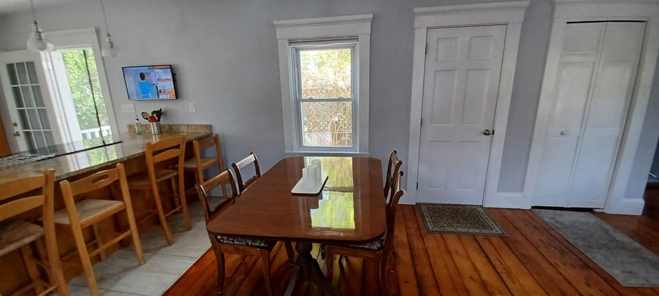 Dining table, can seat 6 comfortably
