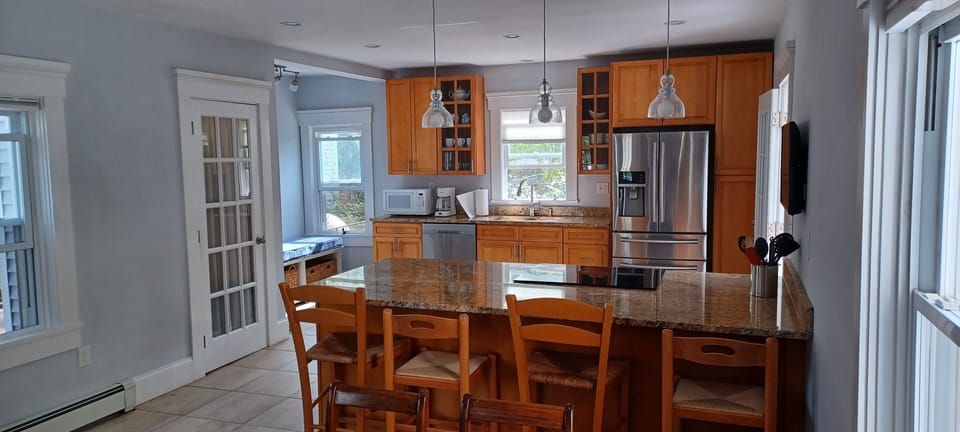 Breakfast bar with four chairs