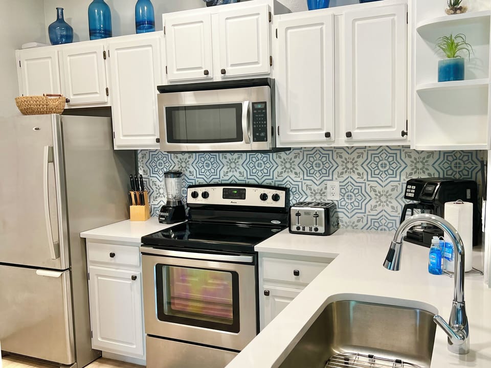 Beautiful Kitchen with Quartz Countertops!