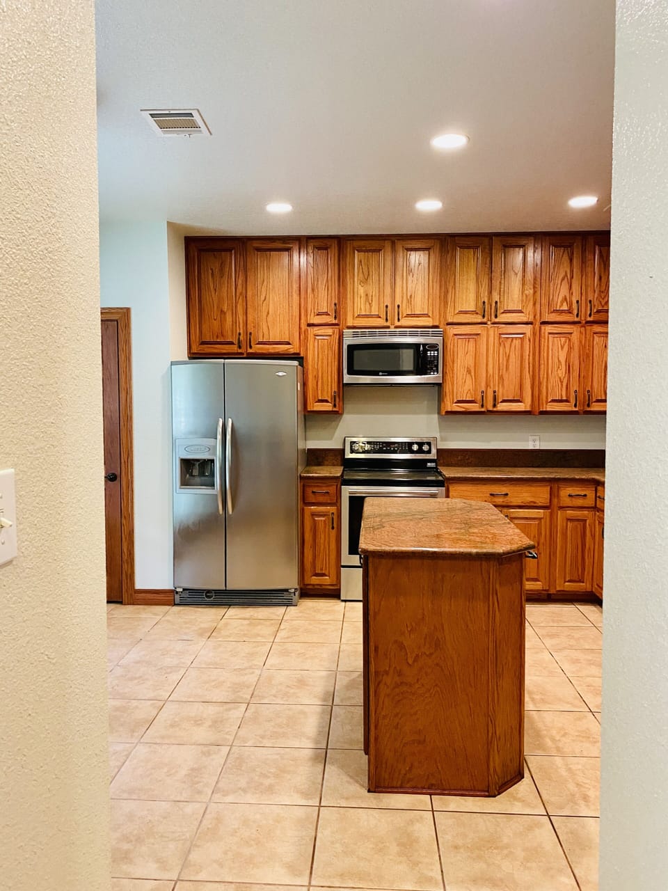 No ice maker, ice trays inside freezer. Thanks 
