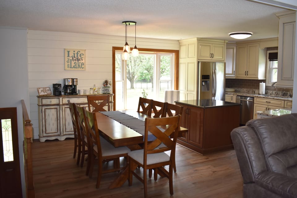 Fully stocked kitchen w/coffee station, side seating and dining table