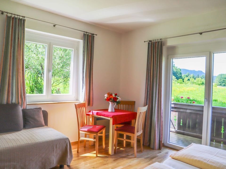 Dreibettzimmer mit Balkon und Seeblick - Pension Strauß Bed and Breakfast in Carinthia, Austria
