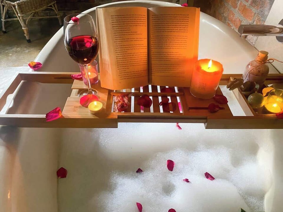 The bath come with a little stand that can hold a glass of wine, a book or iPad / kindle and some candles / essence. PLEASE PRACTICE CAUTION WHEN USING CANDLES!