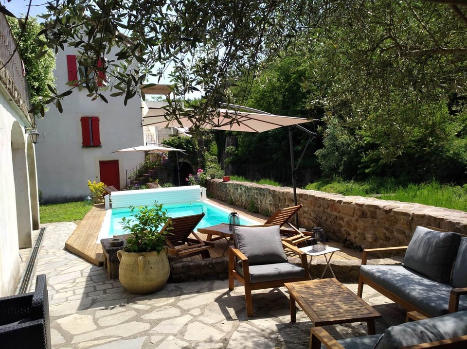 Les terrasses, gîtes en Cévennes, la piscine
