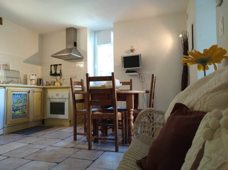 Les terrasses, gîtes en Cévennes, Le soleil du sud cuisine et coin repas